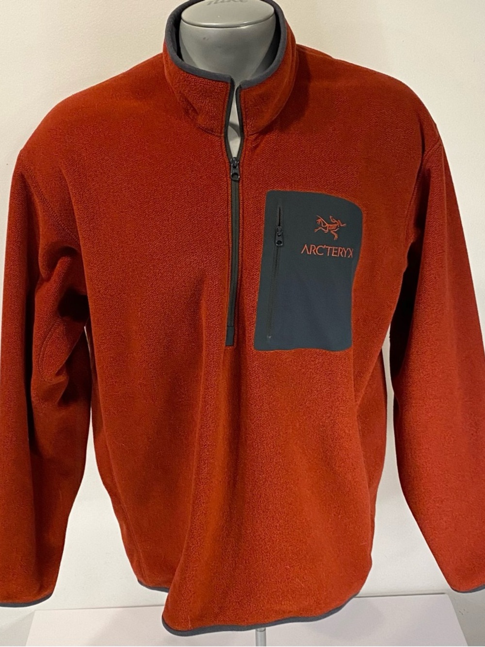 Arc’teryx Mens XL Pullover 1/2 Zip Fleece in Dark Red.